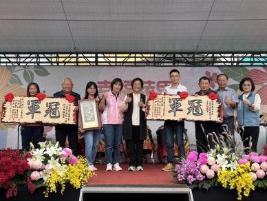 「幸福蔬果,花現永靖」,王縣長頒獎洋香瓜和茄子評鑑冠軍得主。(照片農會提供)