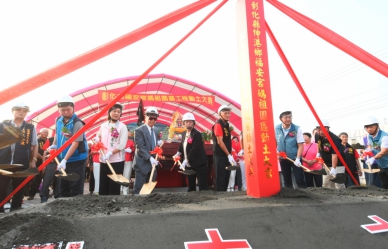 「伸港鄉福安宮媽祖園區」工程開工，王縣長等人動土。（照片縣府提供）