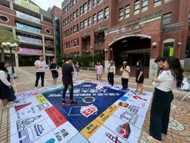 「人體大富翁」趣味競賽，大葉登場。（照片大葉提供）