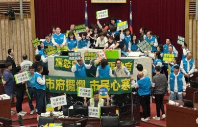 藍營攻佔議會主席台擋總預算