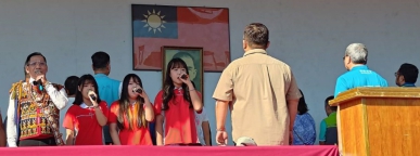 員林崇實高工114學年度校慶，排灣族聲樂家胡待明（左）領唱國歌。（照片崇實提供）