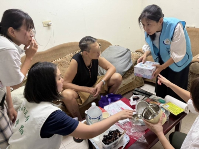 身障龍姓外籍男積欠牌照稅  存款遭執行查扣生活困頓 　嘉義分署與社福單位聯手關懷濟助  分署長柯怡伶客串翻譯表達政府關心  龍男哽咽致謝