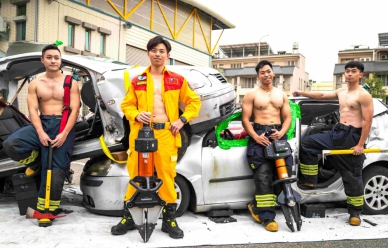 嘉義縣消防桌曆強強聯手帥氣登場 警消跨界亮相！