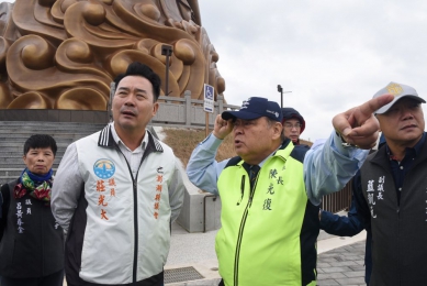 〔莊光大議員縣政總質詢移師媽祖文化園區  陳光復：持續完善媽祖文化園區　打造具國際觀光價值的海灣地標  陳光復表示，自媽祖雕像完工後縣府持續推動多項優化工程，包括植栽整理、公廁興建、堤頂步道改善、景觀綠丘與休憩亭設置、水塘濕地營造、汽機車停車場增設等，希望讓園區更具吸引力。 陳光復說，縣府將與重光社區研議開放雕像內部，導入餐飲、多元服務，並優先結合社區經營，同時招募行動餐車，為旅客創造更豐富的體驗。〕