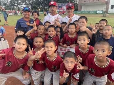 「徐生明」盃少棒賽高雄開打，味全龍球員李致霖（後右2）、郭天信（後右1）回到故鄉金潭國小。（照片頂新基金會提供）