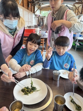 食農教育好好玩｜鑄強國小在櫻田野養生休閒農莊舉辦《野菜尋寶大冒險》活動，別出心裁、寓教於樂！