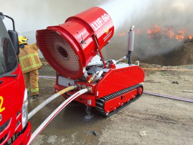 嘉市消防局首次出動兩部消防機器人滅火 嘉義市環保用地彈簧床暫置區火警  濃煙直竄雲霄