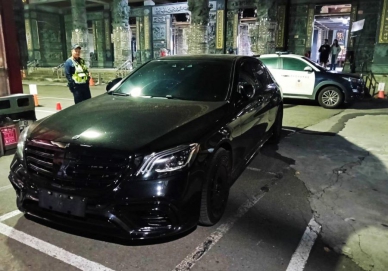 深夜稽查攔獲貼牌豪華轎車 白河警鷹眼識破當場扣車
