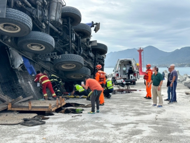 翻車後起火燃燒｜1死1傷，新港燈塔堤防處10輪大吊車翻覆！