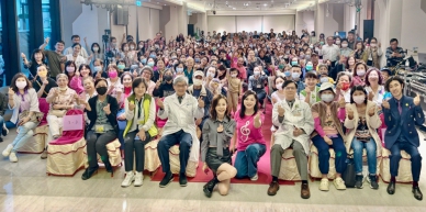 關懷演唱會，歌手彭佳慧（前排中）演唱。（照片秀傳提供）