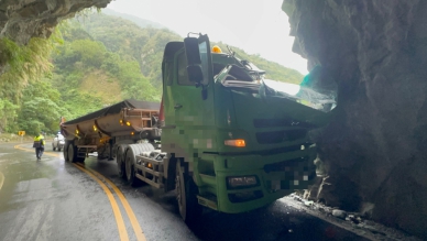 曳引車撞山壁｜中橫公路184.1K進彎隧道口