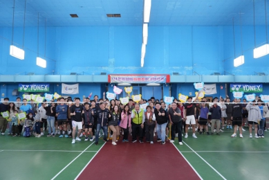 114年澎湖縣菊島盃羽球錦標賽熱鬧開打 22隊150名選手齊聚以球會友  澎湖縣長陳光復提到，兩屆奧運金牌男雙選手王齊麟與李洋，以及連續兩屆勇奪全國運動會男單金牌的澎湖子弟王柏崴，都是年輕選手學習的最佳榜樣，期盼透過他們的成功故事，吸引更多孩子投入羽球運動的行列。