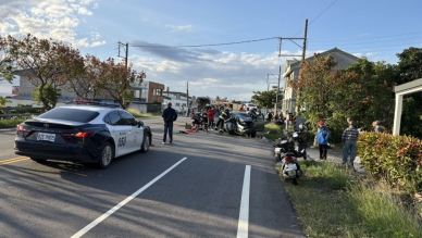 爺爺載著孫子參加特考｜小轎車成功鎮失控猛撞路旁電箱，雙雙送醫不治！