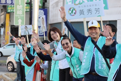 爭取民進黨提名參選彰化縣長，黃秀芳團隊站路口尋求支持。（照片競辦提供）