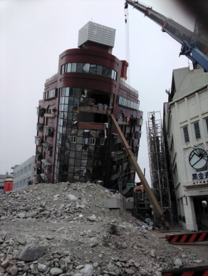 原來是偷工減料｜0403大地震天王星大樓倒塌致居民死亡，花檢起訴建商過失致死罪嫌，請求從重量刑！