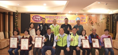 陳光復表揚特(績)優村里長、幹事  陳光復肯定14位特優村里長及9位績優村里幹事的卓越貢獻。  特優村（里）長：馬公市東文里長李美珠、光明里長陳黃淑媛、重慶里長葉建祿、桶盤里長蘇德成、菜園里長黃文隆、湖西鄉尖山村長王家興、中西村長郭宜媚、青螺村長李玉立、白沙鄉後寮村長葉文泉、通梁村長張健完、西嶼鄉小門村長章娥、二崁村長陳昭回、望安鄉東坪村長呂東昇、七美鄉南港村長夏臨福。