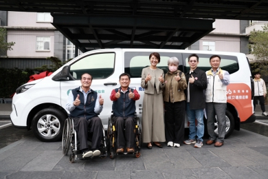 許縣長感謝中華耆幼關懷協會捐贈本縣復康巴士