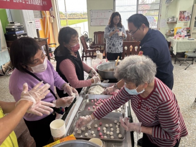 冬至湯圓話團圓 白河警送「平安秘方」守護長者荷包與行的安全