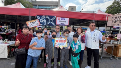 福德國小13名5年級同學由卓校長(後排中)帶領參加「客家謝平安」家年華。(照片福德提供)