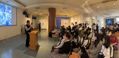 員林高中美術班2年級畫展「消逝之音」，校長楊豪森（左）在開幕式上嘉許師生的自主表現。（照片員高提供）