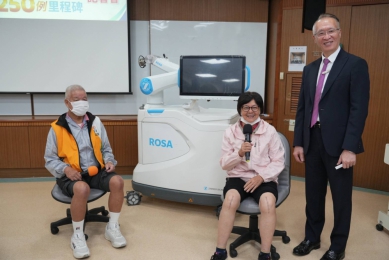 機器手臂精準醫療　聖馬爾定ROSA 機械手臂全人工膝關節置換手術  突破250例里程碑  夫妻檔分享術後的感想