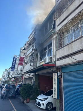 臺東住宅火警｜屋主受困3樓陽台呼救，架梯救下送醫！