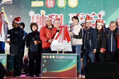 許縣長為信義鄉羅娜聖誕樹點燈 與遊客共度歡樂平安夜