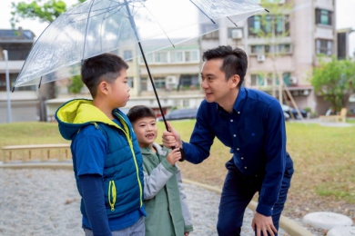 華光撐傘計畫  竹北市長鄭朝方協助設計雨傘募款