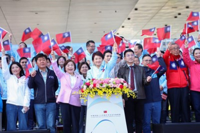 88名城市救災英雄護旗 台中元旦升旗 全國最大巨幅國旗登場 市長盧秀燕許願 台中繁榮 市民幸福