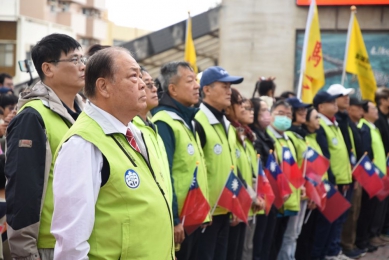 2026元旦升旗暨慢跑迎新年　守護國家、共築幸福澎湖  升旗典禮由馬公高中、馬公國中管樂團擔任國歌及升旗歌演奏，並由菊之音管絃樂團及馬公國小音樂班領唱國歌；為增添元旦歡樂氣氛，縣府也安排中山國小太鼓演出，以及案山社區發展協會帶來活力四射的舞蹈表演。典禮結束後，隨即進行「全民齊心向前跑」慢跑活動，眾人自縣府廣場出發，沿治平路、民族路、介壽路、順承門、中山路及中正路慢跑一圈，再返回縣府，以健康與活力展開2026年。