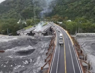 馬太鞍溪鋼便橋元旦通車｜燃炮歡慶，雙向各1快1慢車，臨時涵管溪床便道隨即封閉拆除！