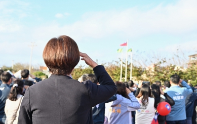 115年元旦，王縣長帶領縣民升旗。（照片縣府提供）