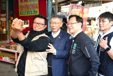 民眾黨創黨主席柯文哲抵嘉 助陣立委張啓楷爭取藍白合競選市長 市場掃街人氣爆棚、合影人潮絡繹不絕！