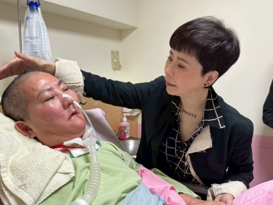 被孩子的孝心感動  台語金曲歌后詹雅雯到嘉義榮院呼吸照護病房  探視粉絲歌友阿芬助圓夢