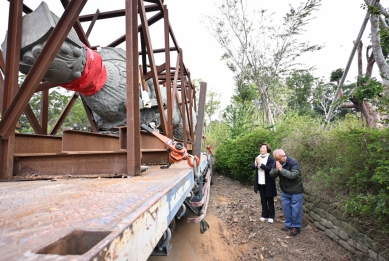 王縣長偕同福安宮主委曾添進等人到苗栗三義恭迎3座聖像。（照片縣府提供）