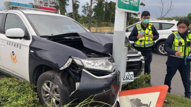 飛上分隔島｜臺東警車撞路燈，車頭歪了！