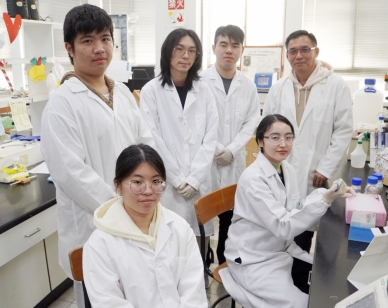 泰國大學生「蘇塔帕」（前排右），到大葉生醫系留學3個月。（照片大葉提供）