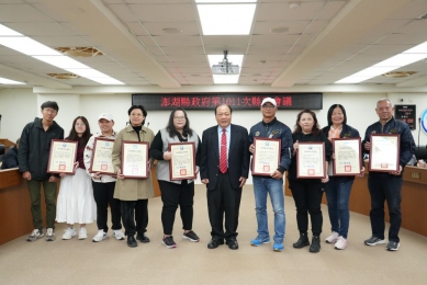 陳光復表揚農村再生與青年行動成果 肯定湖東社區與澎湖青創為島嶼注入永續新動能  恭喜以下獲獎人員：一、本縣湖西鄉湖東社區劉謦榕總幹事榮獲第四屆「農村領航獎」。二、本縣湖西鄉湖東社區發展協會許政忠理事長榮獲農業部第三屆「金牌農村銅獎」。三、洋洋墨水Oceanink-陳蔚慈榮獲教育部「Changemaker 計畫-Changemaker組」金獎。四、本縣農漁村青創人才榮獲教育部「Changemaker計畫-Actor組」銅獎，名單如下：（一）流嚮工作室-陳芊妤。（二）樂鱗閣-洪于正。五、土土實驗-張