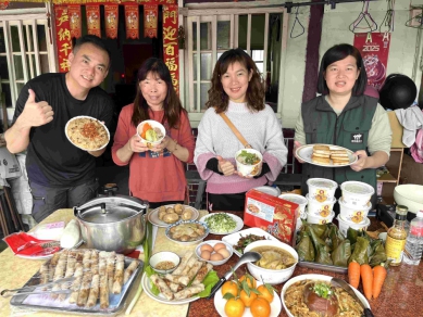 劉女士捐贈雲林家扶100份年菜禮盒賀新年 家扶社工到宅為阿公阿嬤烹飪佳餚 一起提前歡欣圍爐 場面溫馨〜