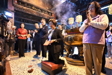 2026年王功漁火節，縣長王惠美擲筊請示福海宮媽祖。（照片縣府提供）