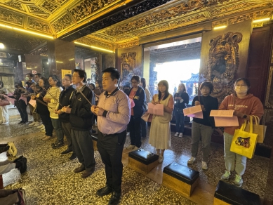 學測前夕，員中校長楊豪森率親師團隊向孔明祭拜。（照片員中提供）