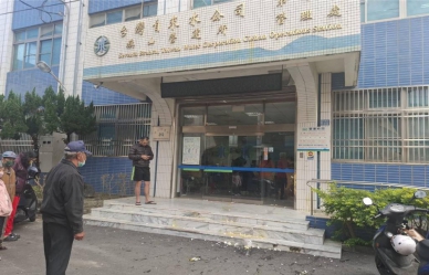 自來水水量不足寒流洗冷水澡旗山里長率眾砸蛋抗議