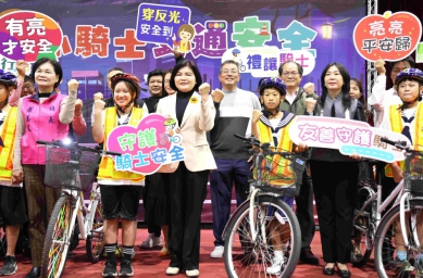 雲林學生小騎士配備LED反光背心 縣長張麗善感謝朝天宮贊助採購5千件 媽祖護佑就學交通安全再升級！