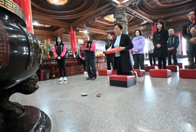 「2026年國際海牛文化節」，王縣長擲筊擇訂舉辦日期。（照片縣府提供）