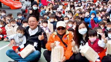爆米香飄進馬市幼園本部 市長黃健忠頒感謝狀肯定在地職人善行 為孩子留下溫暖生活記憶 方孟敏師傅長年堅持古法製作爆米香，走村串巷分享手藝與滋味，此次主動走入幼兒園，將一份熟悉的點心轉化為貼近生活的陪伴。黃健忠表示，像這樣把一份手藝、一道傳統點心帶進校園，看似簡單，卻對孩子影響深遠。孩子們在分享的過程中，自然學會感謝、學會珍惜，也在生活中認識自己的家鄉文化。