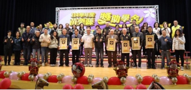 企業行善傳愛 苗栗縣獎助學金頒獎典禮 縣長鍾東錦感謝企業肯定孩子表現