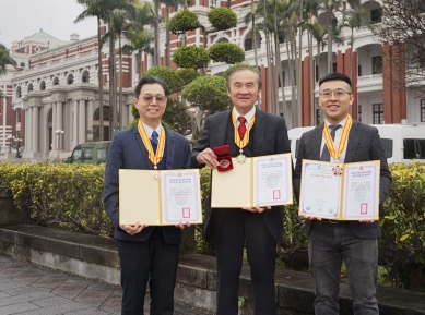 同時得到﹁2025IIP國際傑出發明家獎﹂的彰基三位老(中)中(左)青(右)醫師,獲總統接見。(照片彰基提供)