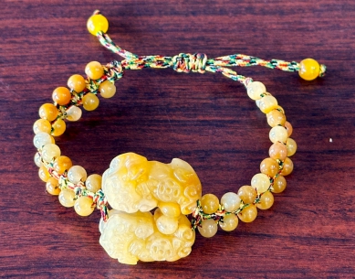 2026年尾牙摸彩大獎非我莫屬！穿開運色 綠色 配戴馬 貔貅 善念心