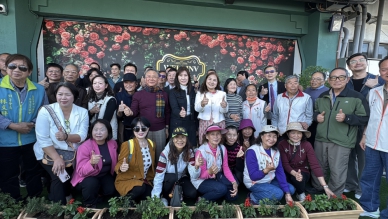 植境香療團隊進駐嘉縣太保水牛公園  邀社區居民一起種香草、玫瑰  將水牛厝打造為香氛社區