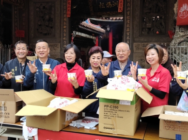新港奉天宮歲末寒冬送暖 關懷低收入戶享用臘八粥